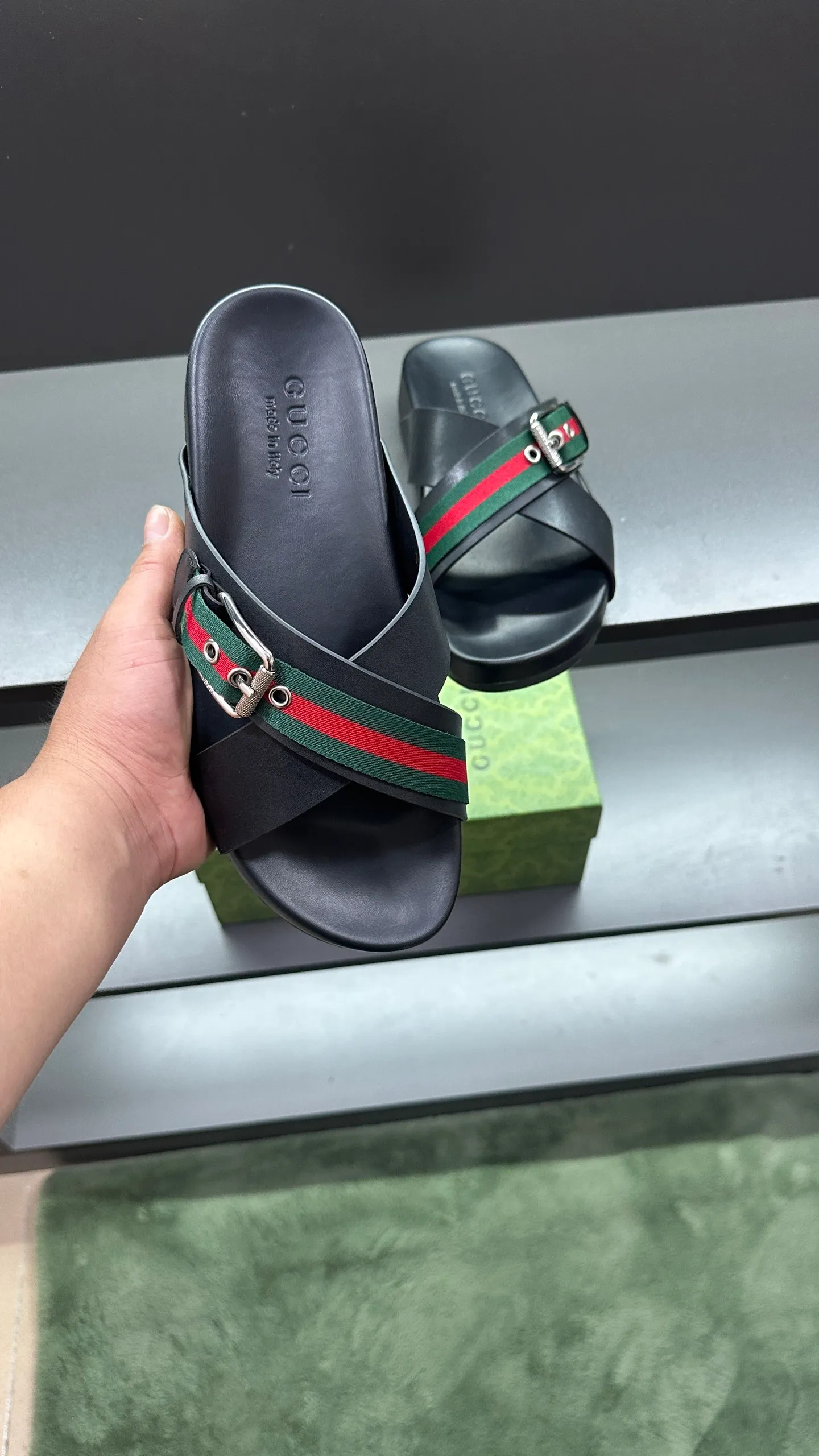 [G Home New Style] P: 300💰Men's size 39~45, (46. Customized) This slipper is made of GG polyester fiber and is decorated with a Gucci label on the front, which adds a striking logo feel to the style. "Gucci Made in Italy" stamped label Rubber sole Flat Made in Italy
